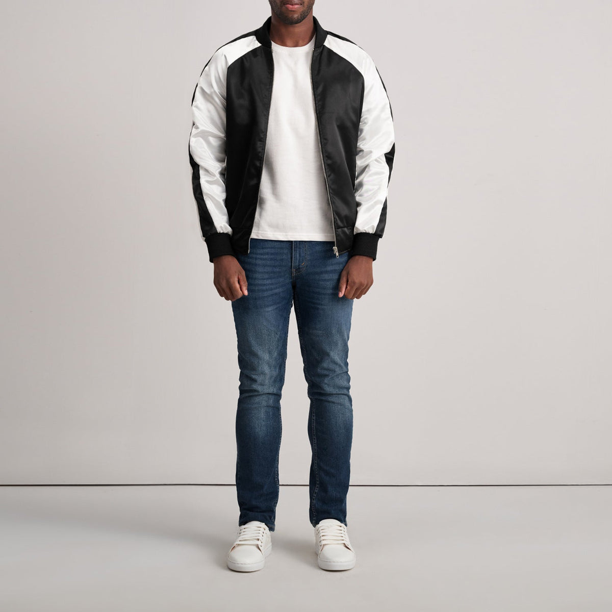 Close-Up Detail of Varsity &amp; Zipper Hardware on Clarke أسود Varsity جاكيت جلد رجالي