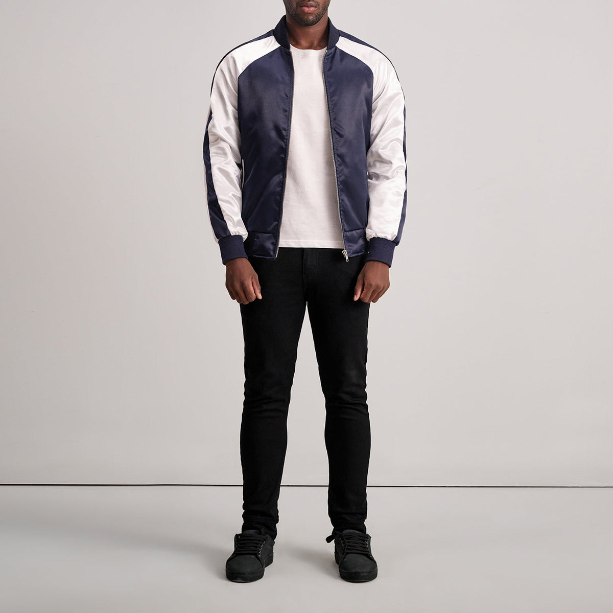 Close-Up Detail of Varsity &amp; Zipper Hardware on Clarke أزرق Varsity جاكيت جلد رجالي