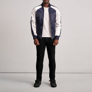 Close-Up Detail of Varsity &amp; Zipper Hardware on Clarke أزرق Varsity جاكيت جلد رجالي