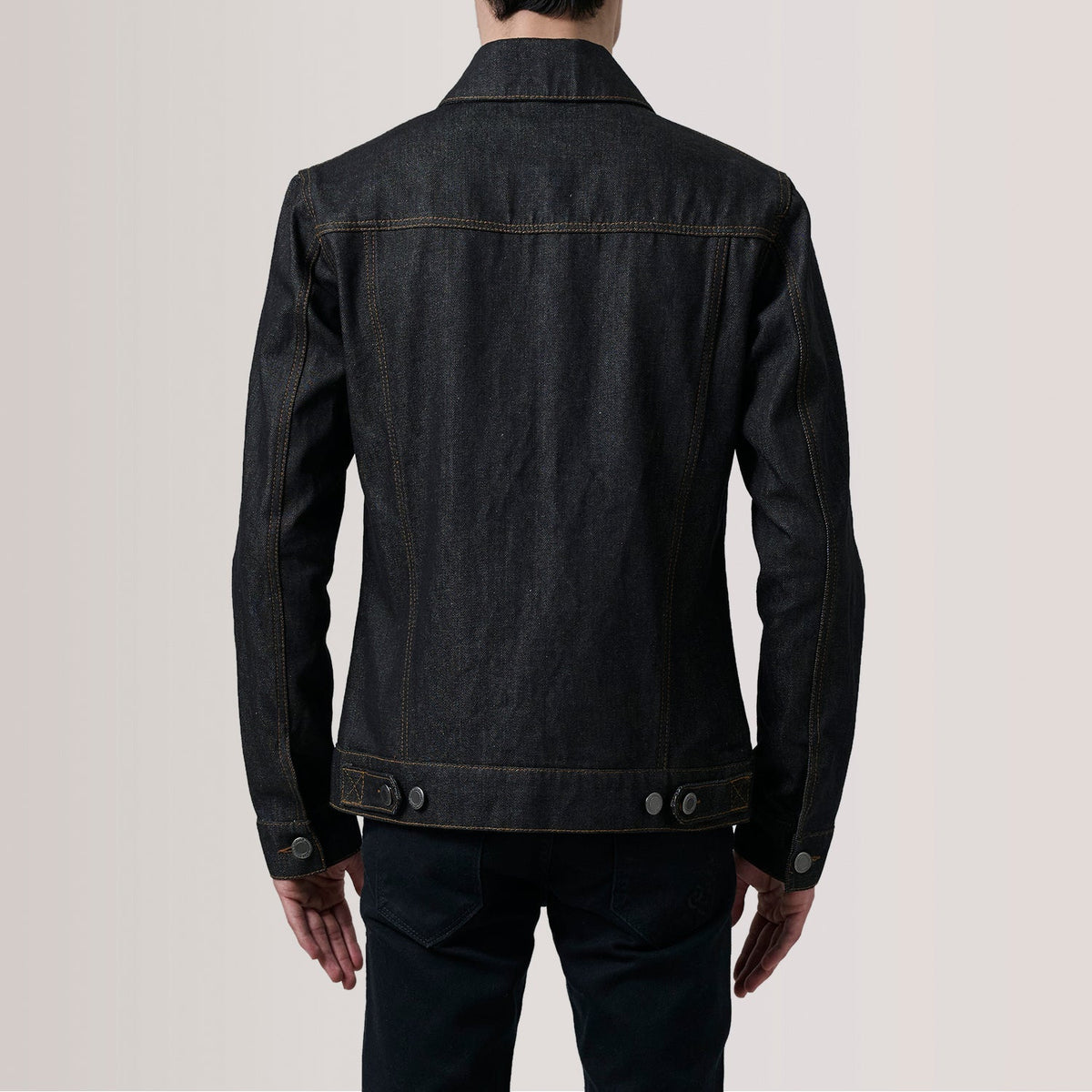 
تفاصيل مقربة of Classic Collar & Heavy-Duty Zipper Hardware on Conard Faded أسود Denim Trucker جاكيت جلد رجالي For Men