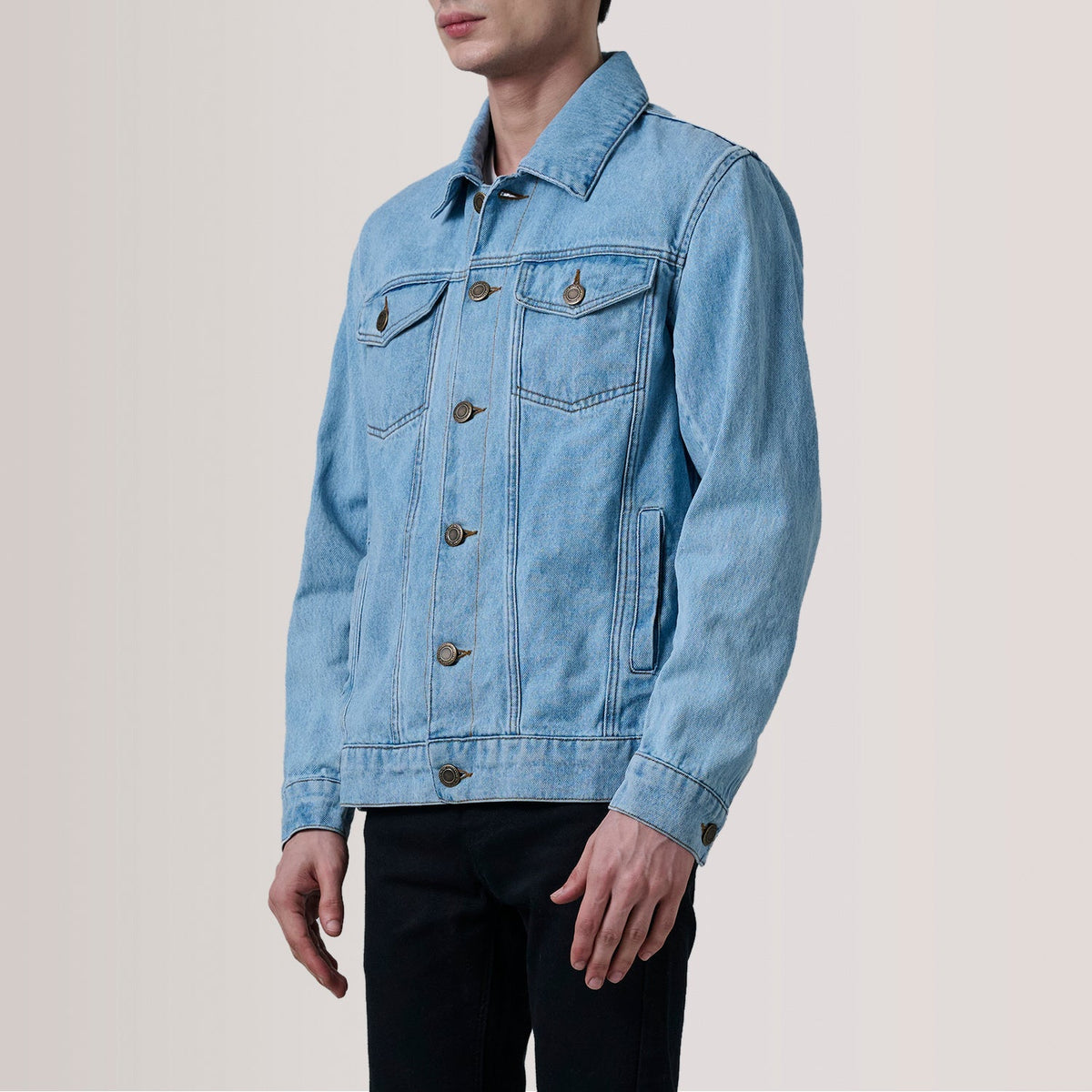 Conard Light أزرق Denim Trucker جاكيت جلد رجالي For Men - Lateral Side Profile View Showing Sleeve Cut &amp; Athletic Taper Fit