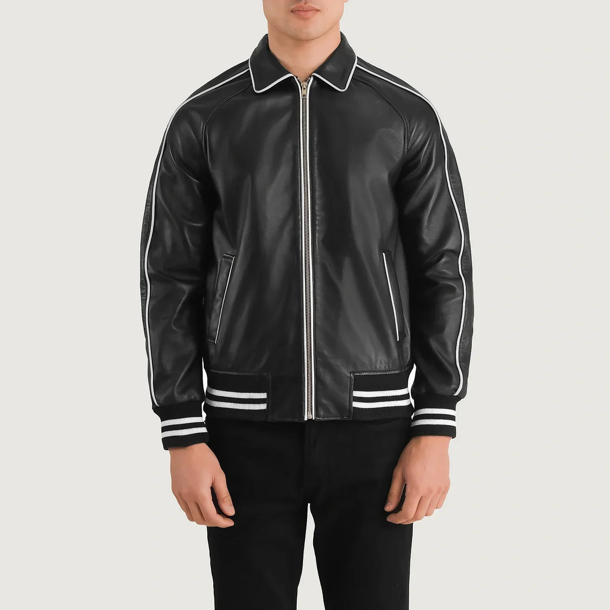 
تفاصيل مقربة of Shirt collar & Zipper Hardware on Cooper أسود Leather Varsity جاكيت جلد رجالي