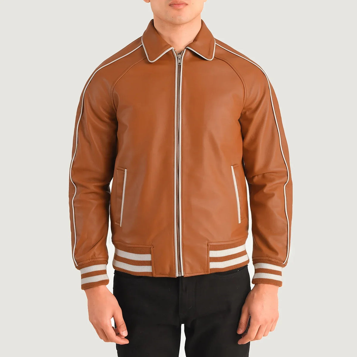 Close-Up Detail of Shirt collar &amp; Zipper Hardware on Cooper بيج بني Leather Varsity جاكيت جلد رجالي
