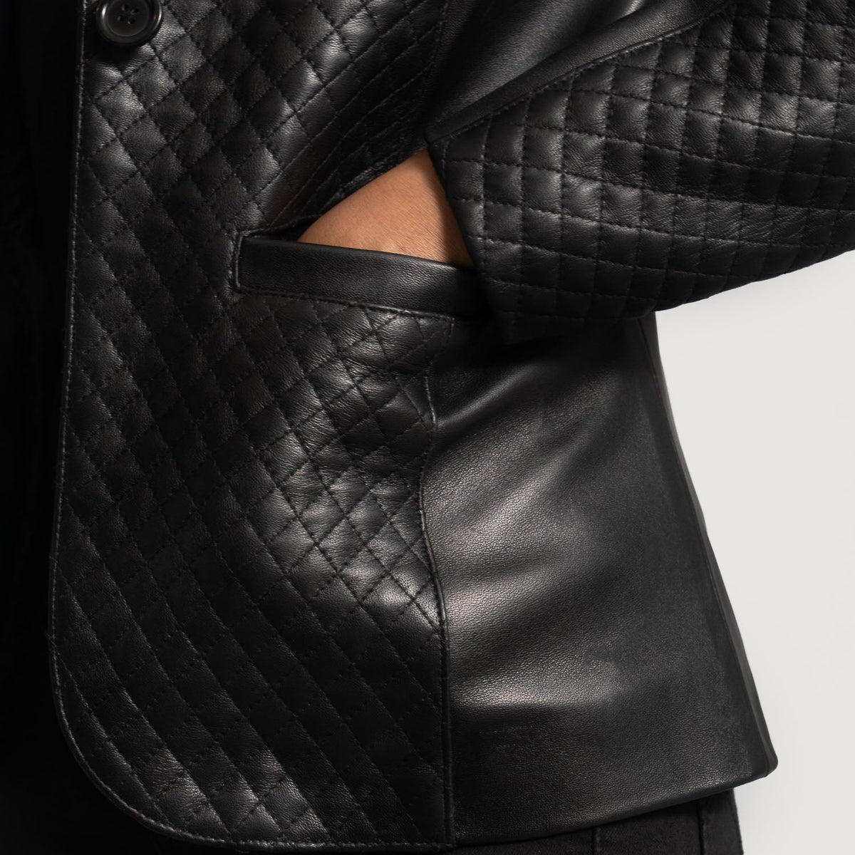 Close-Up Detail of Notch &amp; Button Hardware on Women's Cora مبطن أسود بليزر جلد نسائي