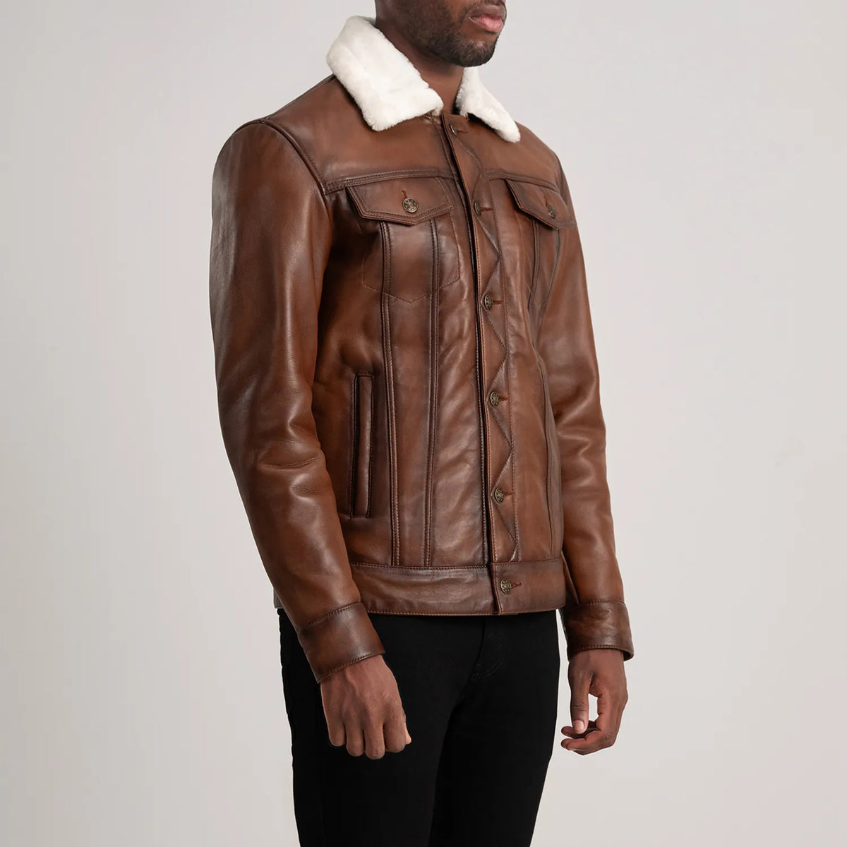 
Waxed Brown Sheepskin Leather Aviator Jacket - عرض خلفي يوضح تفصيل الأكتاف المتقن والحاشية النظيفة