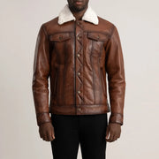 
تفاصيل مقربة of Classic Collar & Button Hardware on Dallis بني Leather Shearling Trucker جاكيت جلد رجالي