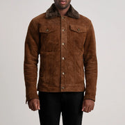 
تفاصيل مقربة of Classic Collar & Button Hardware on Dallis بني Suede Shearling Trucker جاكيت جلد رجالي