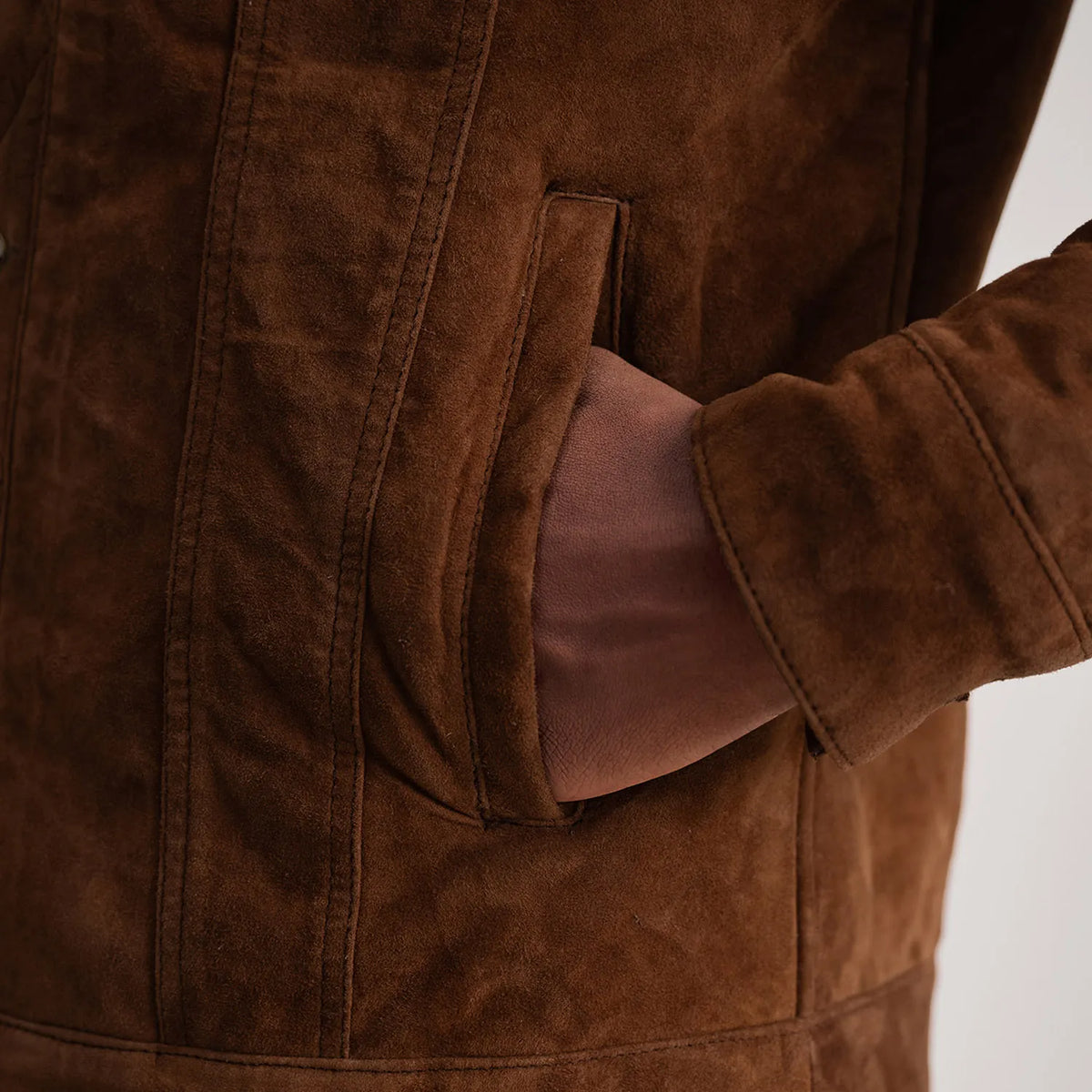 
عرض البطانة الداخلية Showing Fully Faux Fur Lined & جيبان داخليان عمليان