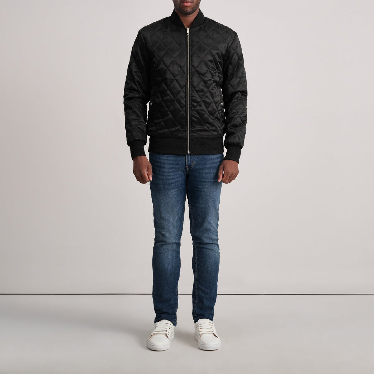 
تفاصيل مقربة of Varsity & Zipper Hardware on Danson مبطن ومحاك أسود Varsity جاكيت جلد رجالي