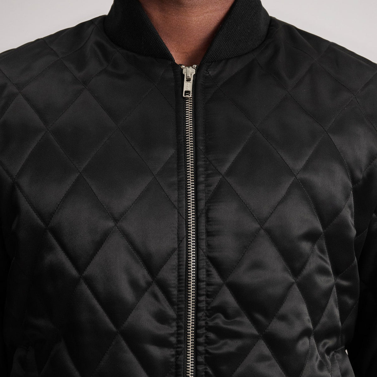 
عرض البطانة الداخلية Showing Polyester Lining & جيبان داخليان عمليان