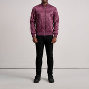 Close-Up Detail of Varsity &amp; Zipper Hardware on Danson مبطن عنابي Varsity جاكيت جلد رجالي