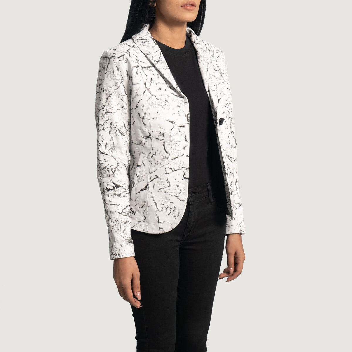 White Sheepskin Dip &amp;Amp; Dye Leather Blazer - عرض خلفي يوضح تفصيل الأكتاف وحاشية السترة المتقنة