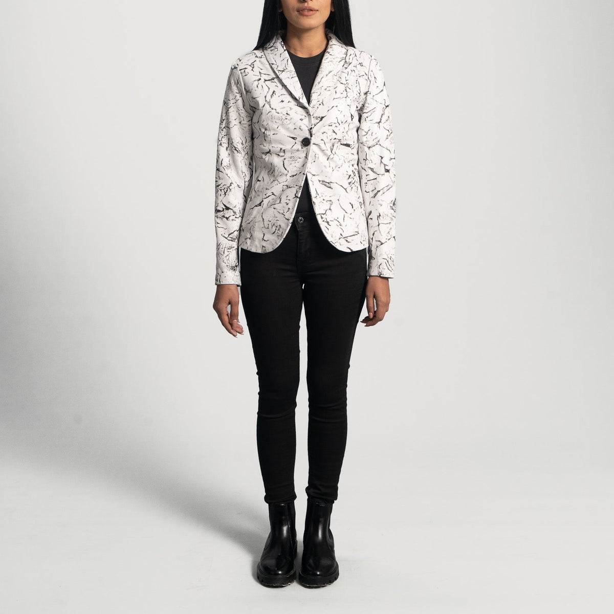 تفاصيل مقربة of Notch &amp; Button Hardware on Donna Blake White بليزر جلد نسائي