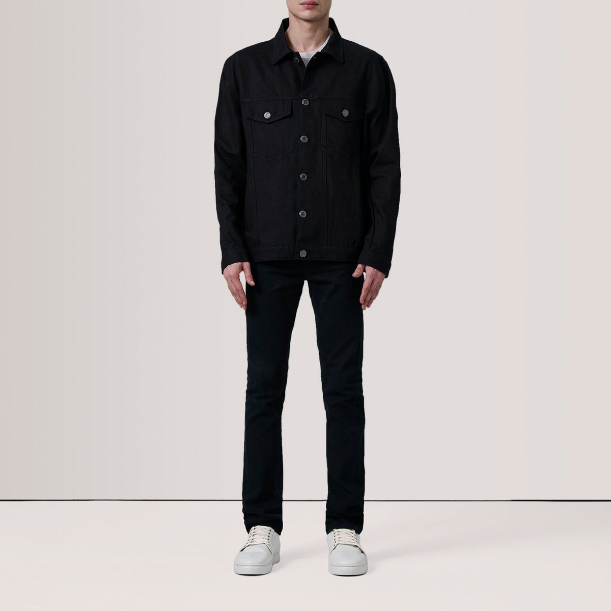 
Black Full-Grain leather Jacket - عرض خلفي يوضح تفصيل الأكتاف المتقن والحاشية النظيفة