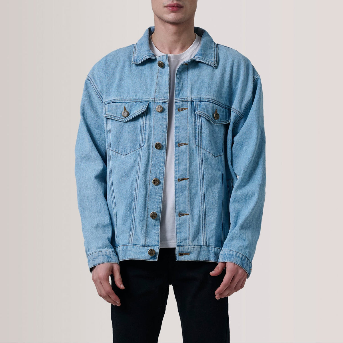 
Eddie Light أزرق Oversized Denim Trucker جاكيت جلد رجالي For Men in Light Blue Full-Grain Leather - عرض أمامي وقَصّة مفصلة أنيقة | شراء أونلاين عبر المتجر الرسمي