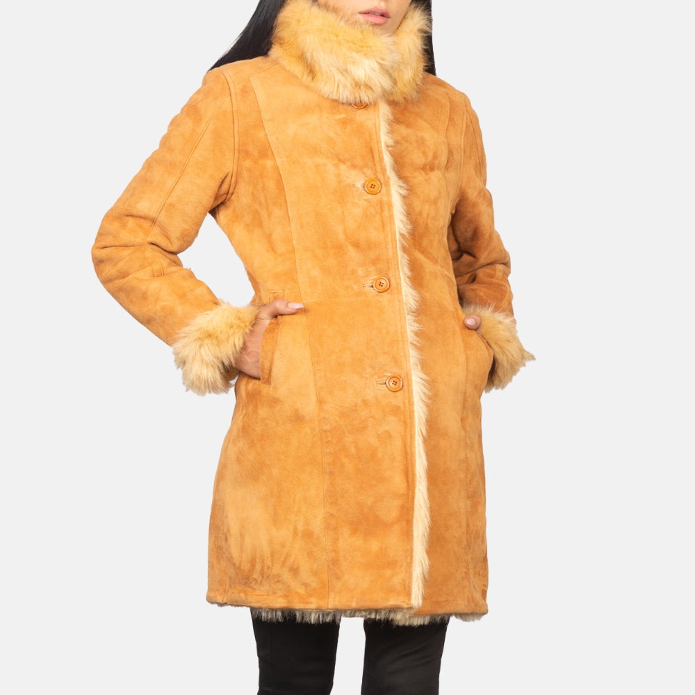 
تفاصيل مقربة of Notch & Button Hardware on Erica Beige Leather Coat