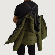 
تفاصيل مقربة of Classic Collar & Zipper With Wind Flap Hardware on Erico أخضر Hooded Puffer جاكيت جلد رجالي