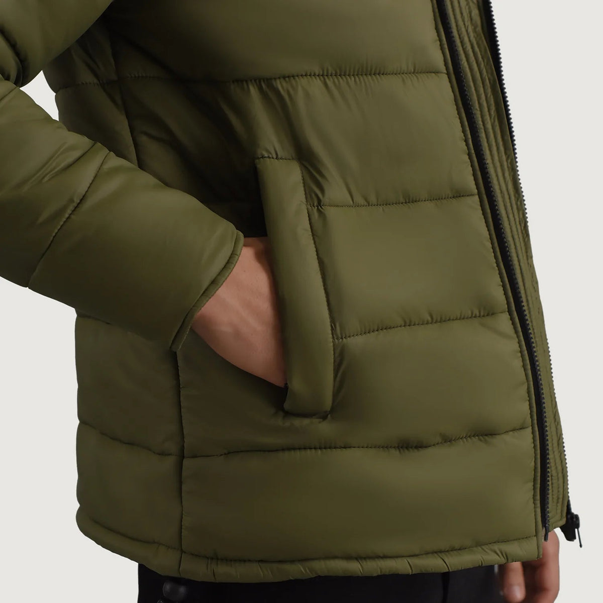 
عرض البطانة الداخلية Showing Quilted Viscose Lining & جيبان داخليان عمليان