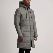 
مظهر الارتداء على موديل لـ  Floyd Tan Hooded Leather Puffer Coat على عارض أزياء - انسيابية طبيعية في ضوء النهار