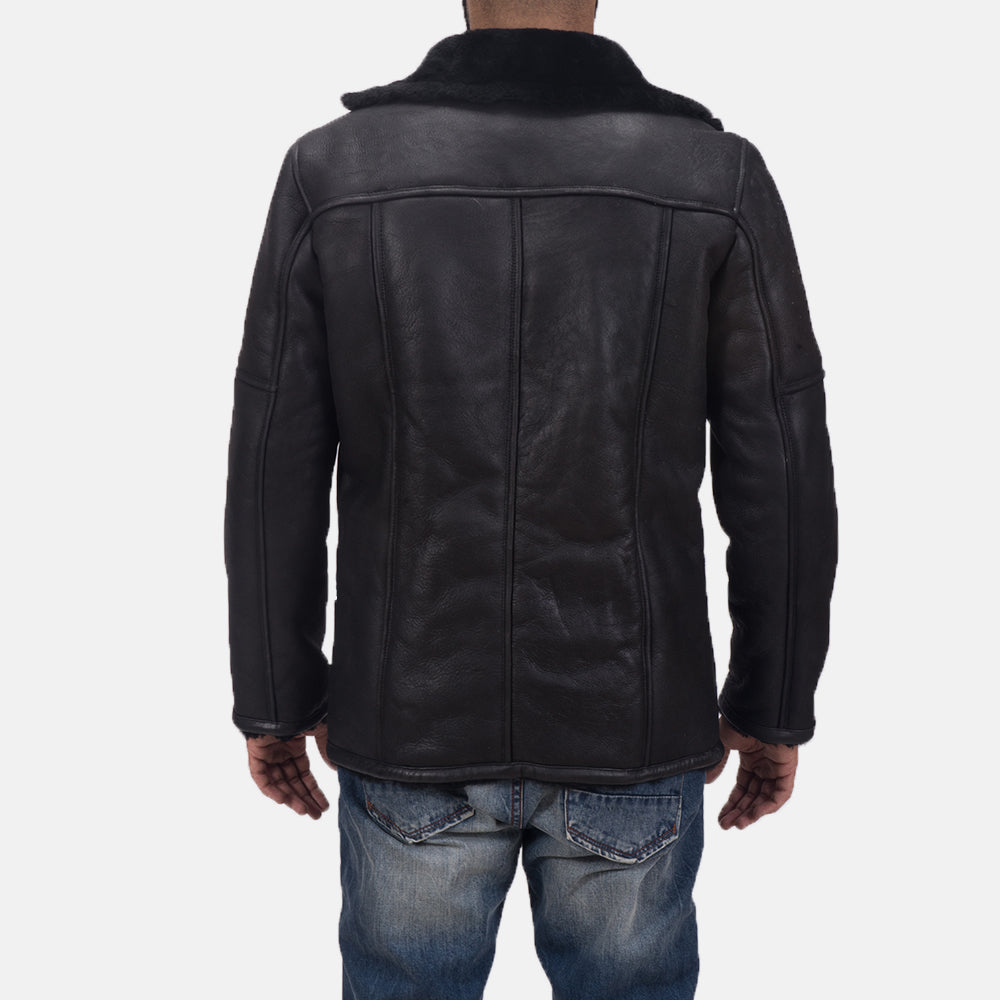 Close-Up Detail of Notch &amp; Button Hardware on Men's Furcliff Double Face Shearling معطف جلد رجالي