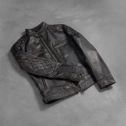 
تفاصيل حرفية لصنع الحاشية في Gatsby Quilted Distressed Brown Leather Jacket
