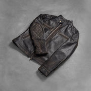 
مظهر الارتداء على موديل لـ  Gatsby Quilted Distressed Brown Leather Jacket على عارض أزياء - انسيابية طبيعية في ضوء النهار