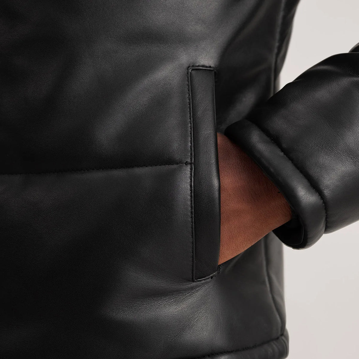 
عرض البطانة الداخلية Showing Polyester Lining & جيبان داخليان عمليان