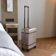 Hand Luggage Suitcase Zuna نسائي - Lateral Side Profile View Showing Sleeve Cut &amp; Athletic Taper Fit