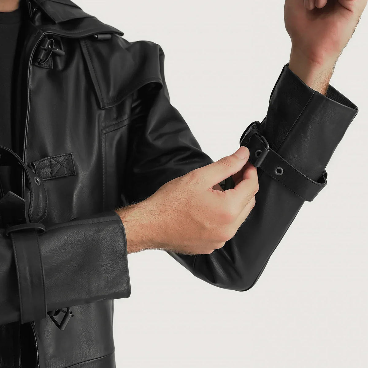 
تفاصيل مقربة of Shirt collar with a large hood & Belted Hardware on Huntsman أسود Hooded معطف ترنش جلد رجالي