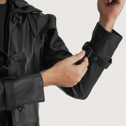 
تفاصيل مقربة of Shirt collar with a large hood & Belted Hardware on Huntsman أسود Hooded معطف ترنش جلد رجالي