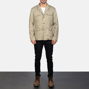 
Kajetan Beige Safari جاكيت جلد رجالي - عرض جانبي يوضح قَصّة الأكمام المريحة