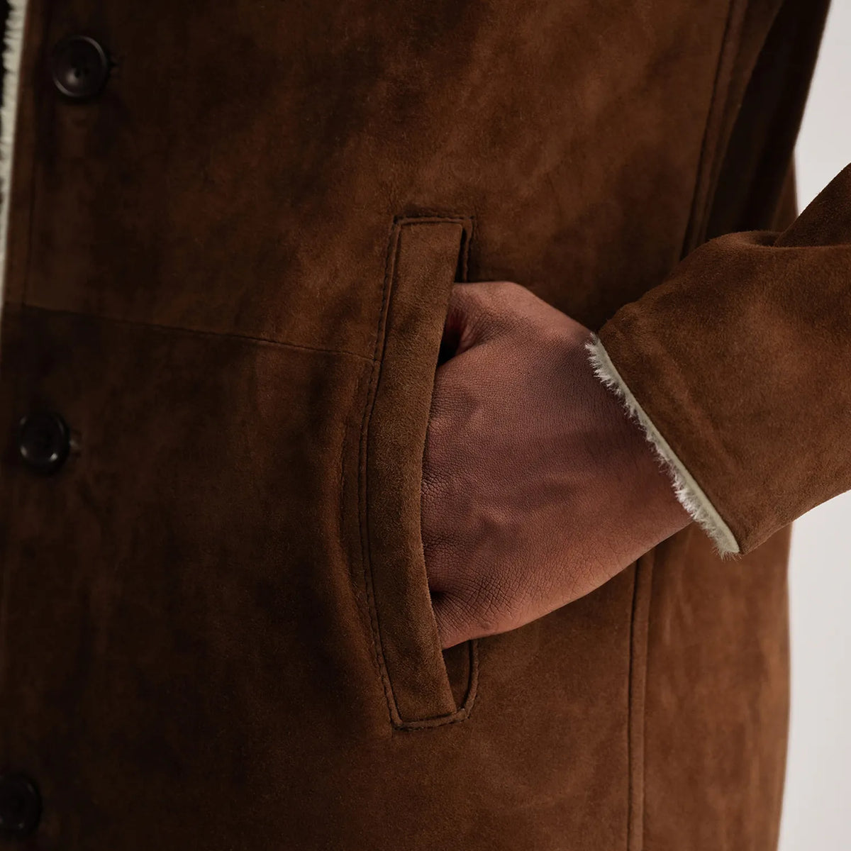 
عرض البطانة الداخلية Showing Fully faux fur lined & جيبان داخليان عمليان