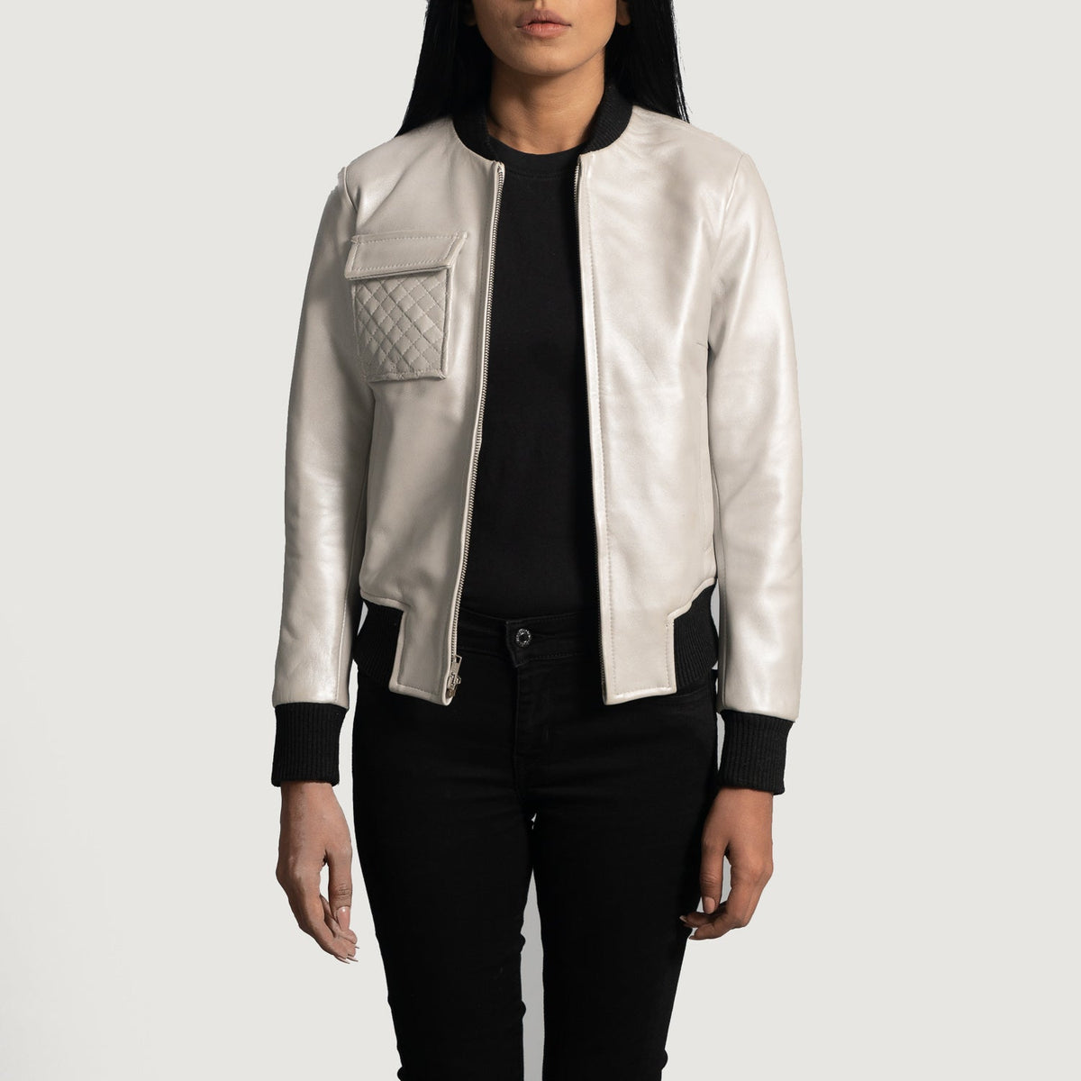 
Lana Silver جاكيت بومبر جلد نسائي in Silver Sheepskin Leather - عرض أمامي وقَصّة مفصلة أنيقة | شراء أونلاين عبر المتجر الرسمي