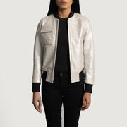 
Lana Silver جاكيت بومبر جلد نسائي in Silver Sheepskin Leather - عرض أمامي وقَصّة مفصلة أنيقة | شراء أونلاين عبر المتجر الرسمي
