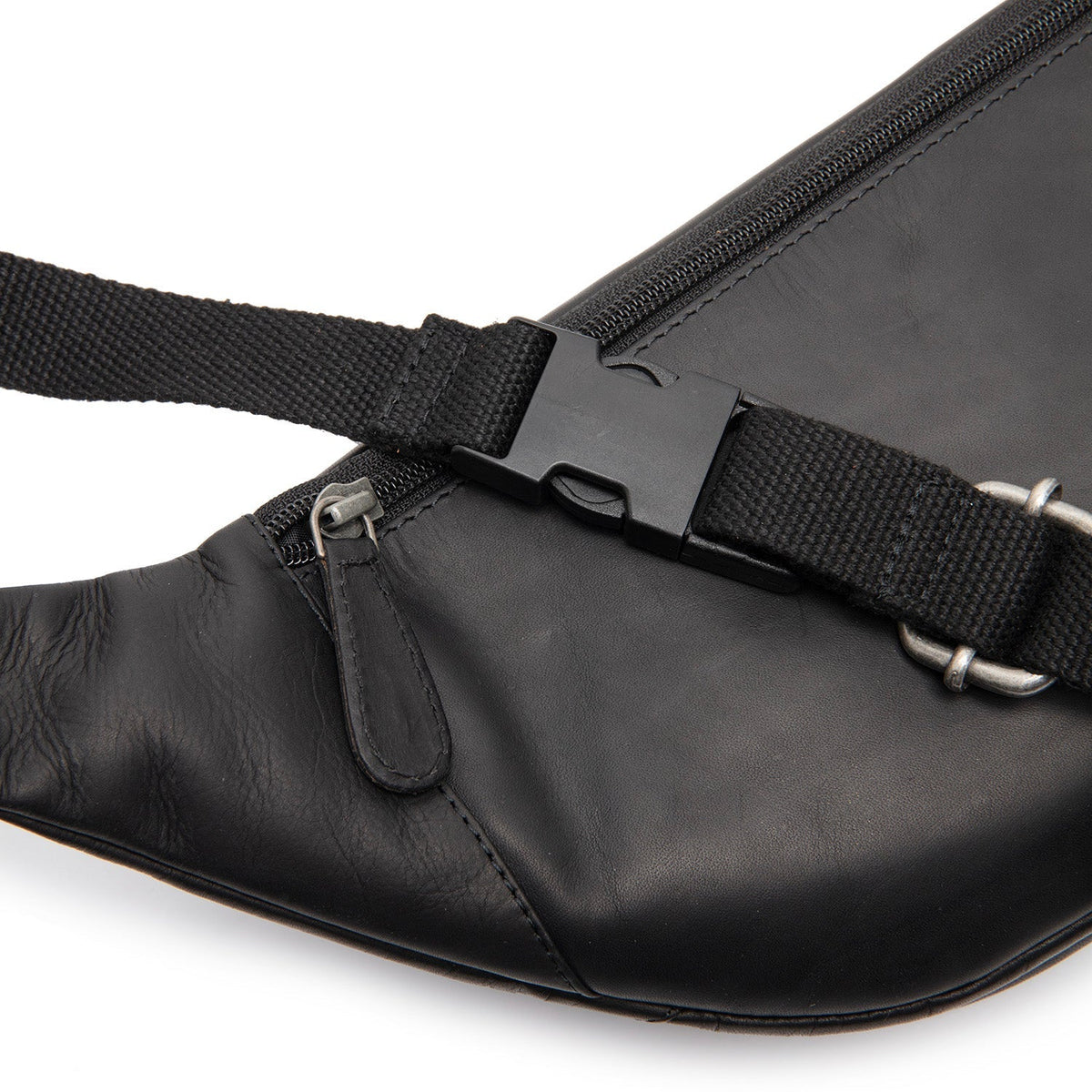 
Solid Antique Brass Hardware & Heavy-Duty Dual Zipper Detail on Vernio حقيبة خصر جلدية