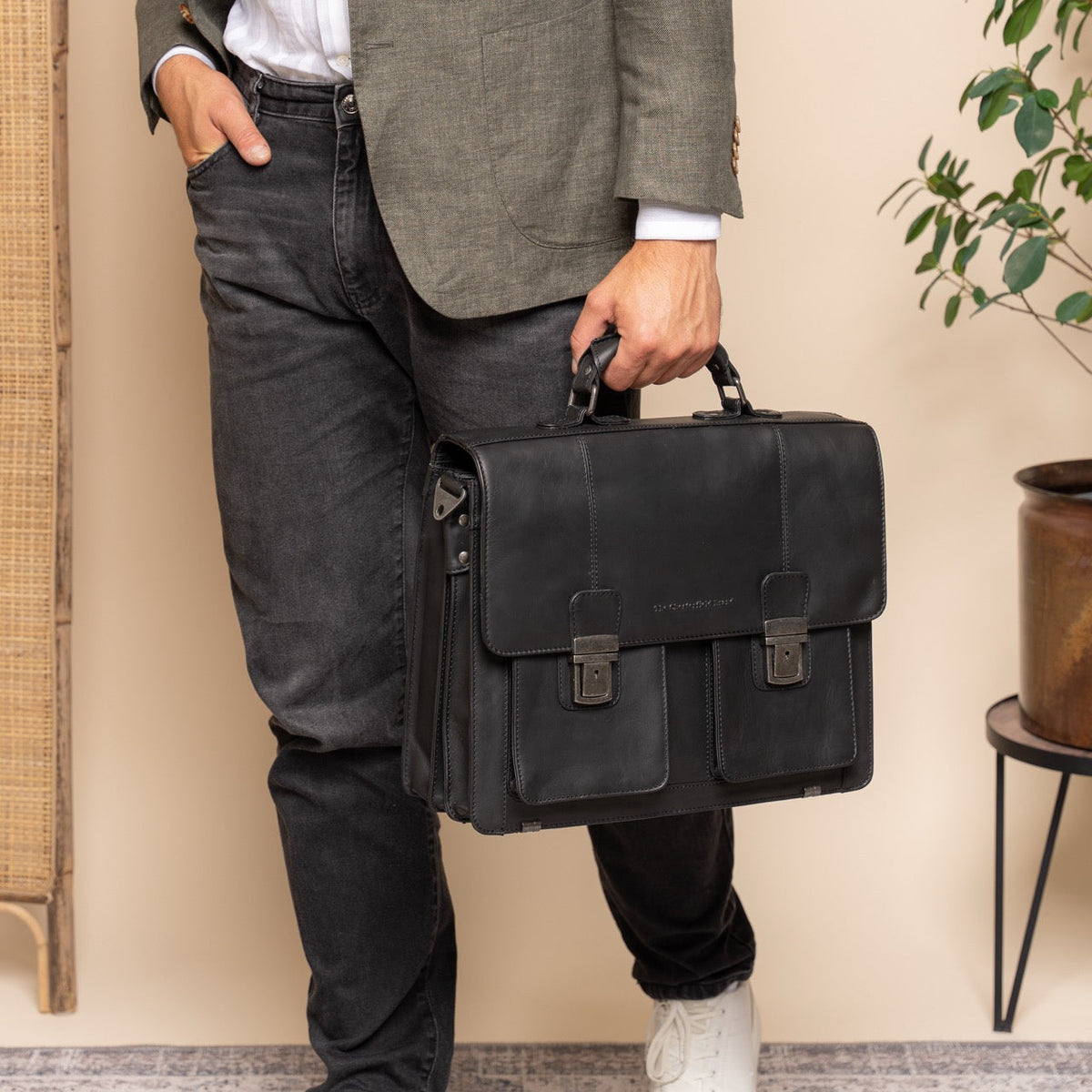 Solid Antique Brass Hardware &amp; Heavy-Duty Dual Zipper Detail on Springfield Full-Grain Leather Briefcase نسائي