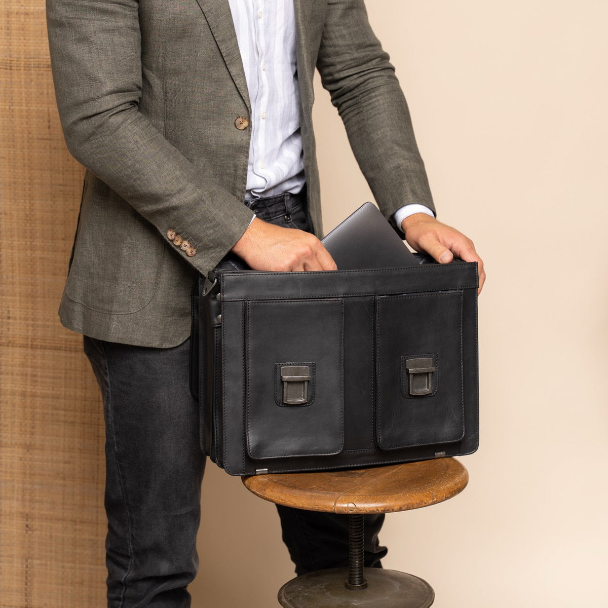 Springfield Full-Grain Leather Briefcase نسائي - Structured Side Profile Showing Gusset Depth &amp; Expansion Capacity