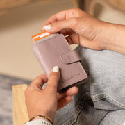 
Classic 100% Full-Grain Leather Card Holder - عرض خلفي يوضح أحزمة الجلد المقواة والخياطة المتقنة