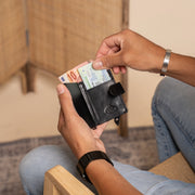 Prague Full-Grain Leather Card Holder نسائي - Structured Side Profile Showing Gusset Depth &amp; Expansion Capacity