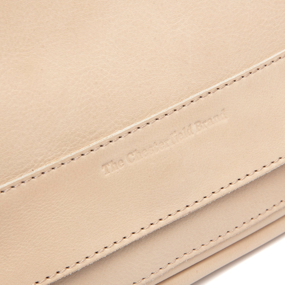 
Solid Antique Brass Hardware & Heavy-Duty Dual Zipper Detail on Ann حقيبة كروس جلدية