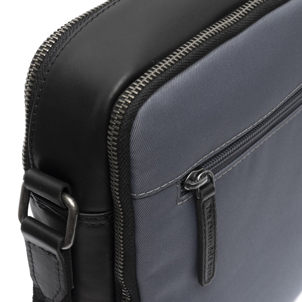 عرض البطانة الداخلية Showing Dedicated Padded Laptop Sleeve & Multi-Compartment Organization