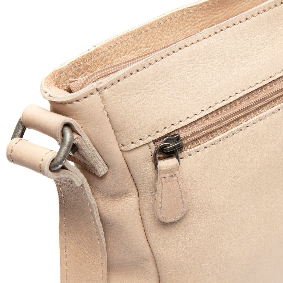 100% Full-Grain Wax Pull-Up 100% Full-Grain Leather Grain Texture &amp; Handcrafted Patina Detail
