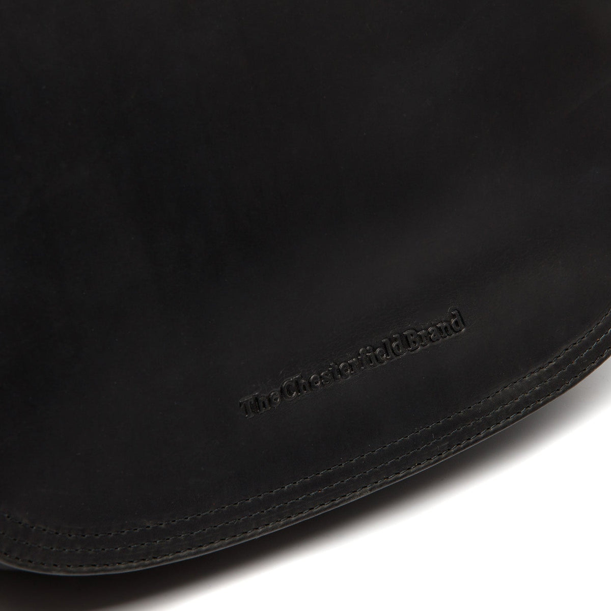 
Solid Antique Brass Hardware & Heavy-Duty Dual Zipper Detail on Everglades حقيبة كروس جلدية