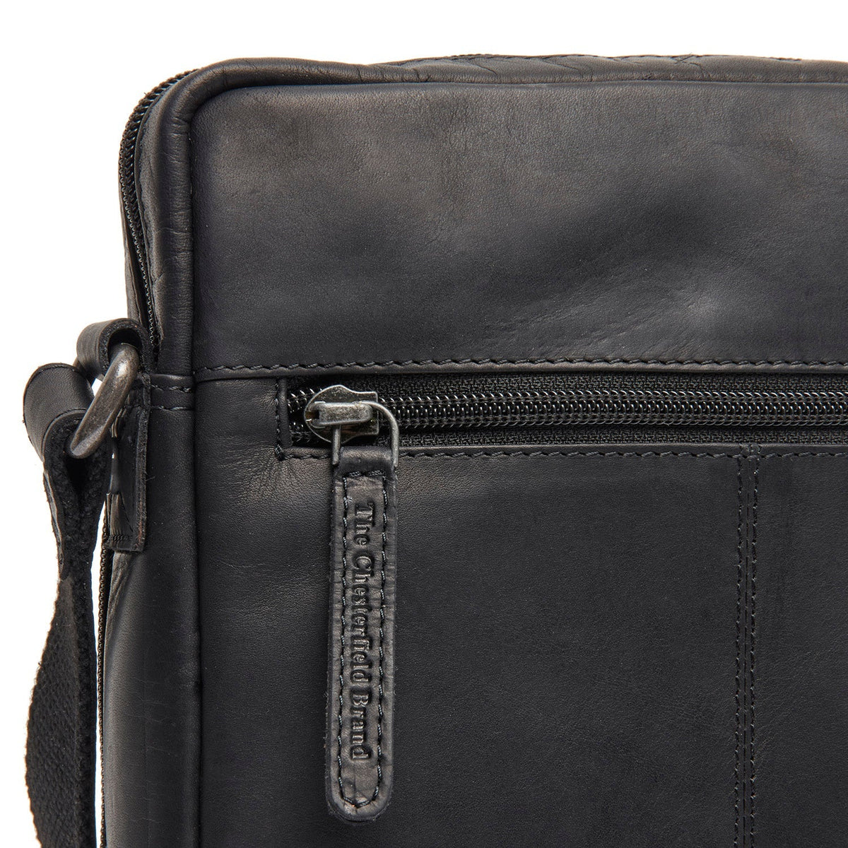 
Solid Antique Brass Hardware & Heavy-Duty Dual Zipper Detail on Montira حقيبة كروس جلدية