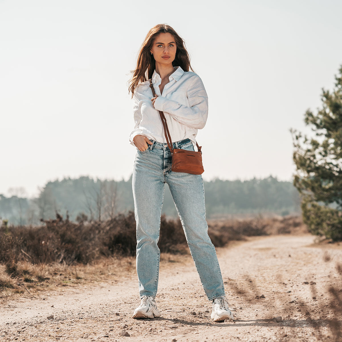 Salerno Full-Grain Leather Crossbody Bag نسائي – alternate product view 3