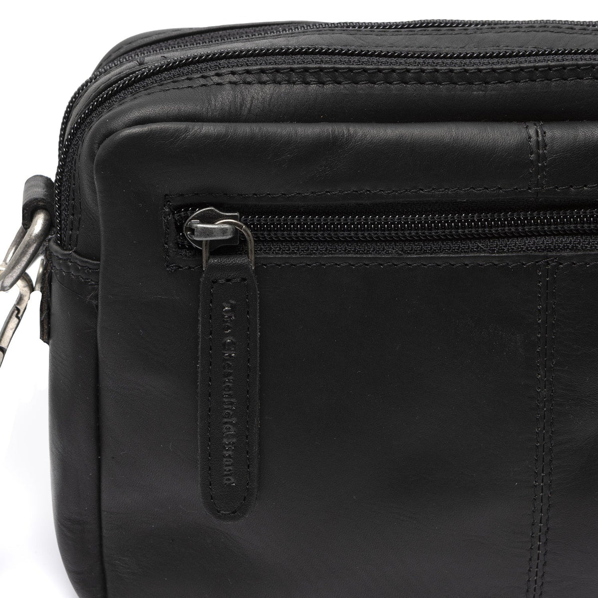 
Solid Antique Brass Hardware & Heavy-Duty Dual Zipper Detail on Samui حقيبة كروس جلدية
