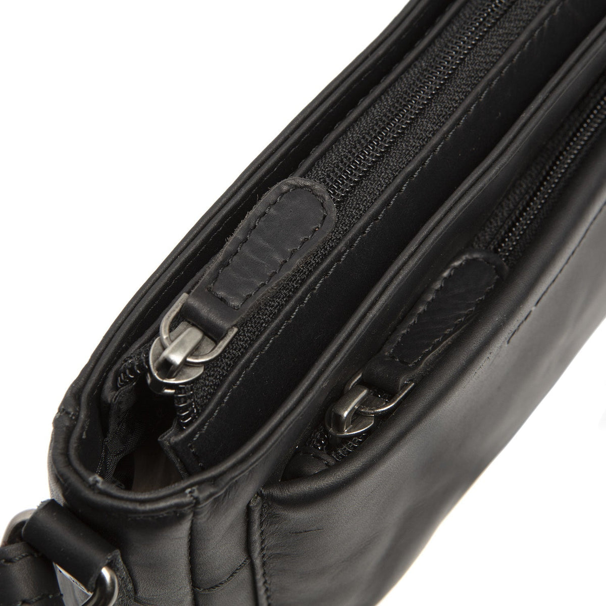
Solid Antique Brass Hardware & Heavy-Duty Dual Zipper Detail on Southampton حقيبة كروس جلدية