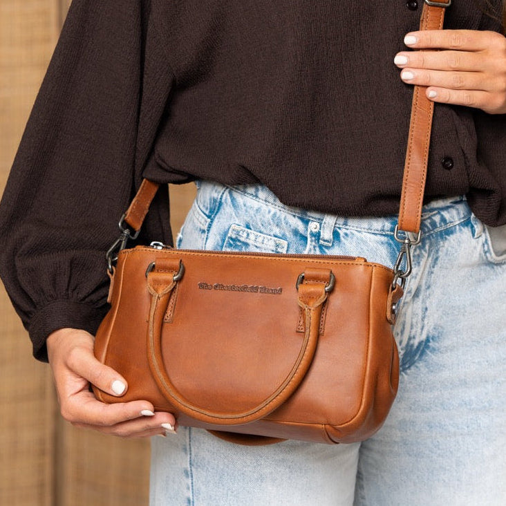 Styled Fit Perspective of Fenja Full-Grain Leather Handbag نسائي on Model - Natural Daylight Drape