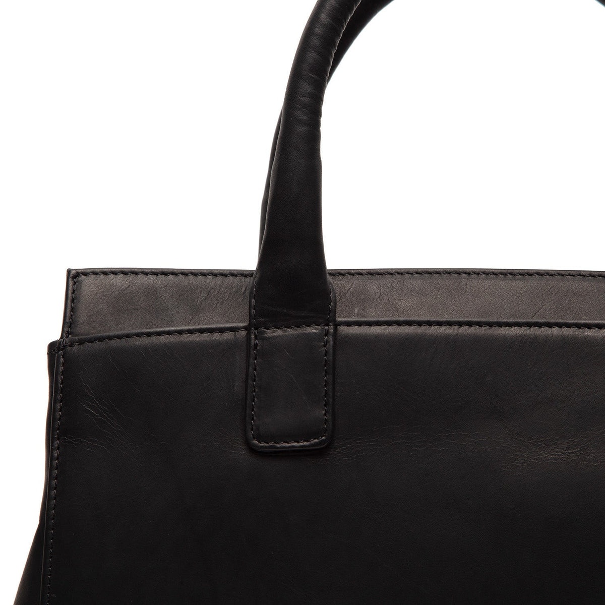 تفاصيل مقربة of Classic Collar & Heavy-Duty Zipper Hardware on Garda Full-Grain Leather Handbag