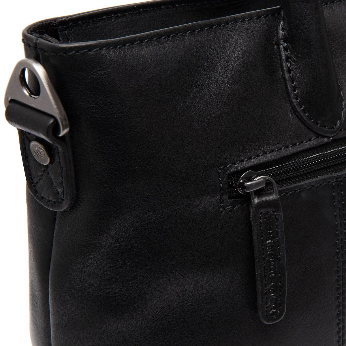 Close-Up Detail of Classic Collar &amp; Heavy-Duty Zipper Hardware on Pergamino Full-Grain Leather Handbag نسائي